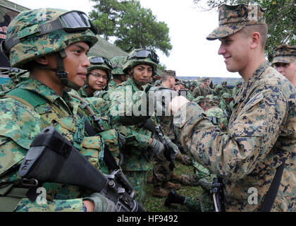 U.S. Marine Corps Lance Cpl. Richard Hooper, rechts, Flotte Bekämpfung des Terrorismus Security Team Pacific zugewiesen, sagt auf Wiedersehen zu einem Brunei Land zwingt Soldaten nach militärischen Operationen auf urbanem Gelände Training zur Unterstützung der Zusammenarbeit flott Bereitschaft und Training (CARAT) Brunei 2011 in Seria, Brunei, 6. Oktober 2011. Karat ist eine Reihe von bilateralen Übungen jährlich in Südost-Asien, Beziehungen zu stärken und um Kraft Bereitschaft zu verbessern. (Foto: U.S. Navy Mass Communication Specialist 2. Klasse Jessica Bidwell/freigegeben) Brunei und uns zwingt, CARAT 2011 Stockfoto