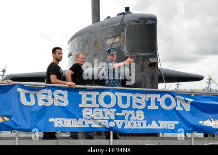 140307-N-CB621-185 PEARL HARBOR, Hawaii (7. März 2014) Lt. John Beveridge führt Kamar de Los Reyes, links, und James Burns, beide Akteure aus dem Videospiel "Call of Duty-Black Ops II," auf eine Tour durch das Los-Angeles-Klasse Angriffs u-Boot USS Houston (SSN-713). De Los Reyes und Verbrennungen sind auf USO Tour zeigen ihre Wertschätzung für Militärangehörige und ihre Familien im pazifischen Raum tätig. (Foto: U.S. Navy Mass Communication Specialist 1. Klasse Jason Swink) Zu Call of Duty Synchronsprecher auf USS Houston Stockfoto