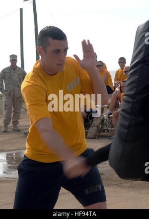 GUANTANAMO BAY auf Kuba – A Sailor eingesetzt mit der Marine Expeditionary Wachbataillon in Joint Task Force Guantanamo erfährt Oleoresin Capsicum Spray training, 18. Mai 2010. Service-Mitglieder, die Teilnahme an der Ausbildung musste eine Reihe von Waffenlosen Kampf Übungen abgeschlossen, nachdem besprüht mit OC JTF Guantanamo durchführt, sichere, humane, rechtliche und transparente Pflege und Obhut der Gefangenen, einschließlich die Verurteilten durch Militärkommission und die bestellten freigegeben durch ein Gericht. Die JTF führt Intelligenzansammlung, Analyse und Verbreitung für den Schutz von Insassen und Personal Stockfoto