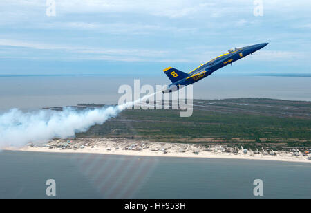 151202-N-WJ386-081 GULF SHORES, Alabama (2. Dezember 2015) US Navy Flight Demonstration Squadron, die Blue Angels, Opposing Solo Kapitän Jeff Kuss bereitet Praktiken den Abschnitt Hochpass Alpha-Maneuever. Die blauen Engel führen Wintertraining vor dem Auftakt der Turniersaison 2016 Luft. (Foto: U.S. Navy Mass Communication Specialist 1. Klasse Andrea Perez/freigegeben) Capt Jeff Kuss Praktiken der Abschnitt Hochpass Alpha-maneuever Stockfoto