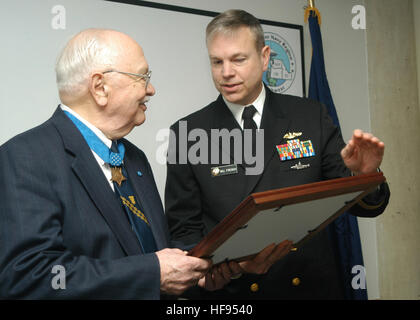 061206-N-3973P-001 Silverdale, Washington (6. Dezember 2006) - Rear Admiral William French, Kommandeur der Marine Region Nordwest, präsentiert ein signiertes Foto, Ehrenmedaille Empfänger, pensionierte Kapitän Richard McCool, während ein "Medal Of Honor Flag"-Siegerehrung am Naval Base Kitsap. McCool wurde erhielten seine Medal Of Honor im Jahr 1945 und die Flagge, die die Auszeichnung für seinen heroischen Einsatz im zweiten Weltkrieg symbolisiert. Foto: U.S. Navy Mass Communication Specialist 1. Klasse Hodges Pone III (freigegeben) Captain Richard McCool (USN) Medal Of Honor Stockfoto