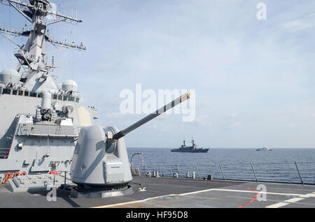 130629-N-YU572-455 PHILIPPINENSEE (29. Juni 2013) von links, der geführte Flugkörper-Zerstörer USS Fitzgerald (DDG-62), philippinische Marine Fregatte Gregorio Del Pilar (PF 15) und die philippinische Küstenwache Schiff Edsa-II (SARV 002) sind im Gange während flott Bereitschaft Zusammenarbeit und Ausbildung (CARAT) Philippinen 2013. Karat ist eine Reihe von bilateralen militärischen Übungen zwischen der US-Marine und die Streitkräfte von Bangladesch, Brunei, Kambodscha, Indonesien, Malaysia, Philippinen, Singapur, Thailand und Timor-Leste. (Foto: U.S. Navy Mass Communication Specialist 1. Klasse Jay C. Pugh/freigegeben) CA Stockfoto