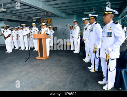 Royal Australian Navy Captain Katja Bazilj liefert Bemerkungen an Offiziere und Chief Petty Officers aus Australien, Indonesien und den Vereinigten Staaten während der Kranzniederlegung an Bord der zarten USS Frank Seekabel (AS 40) zu Ehren von den Besatzungen der US Navy schwere Kreuzer USS Houston (CA-30) und der Royal Australian Navy-Kreuzer HMAS Perth (D29). Beide Schiffe wurden während der Schlacht von Sunda-Straße im Februar 1942 während des zweiten Weltkriegs durch Imperiale japanische Truppen in indonesischen Gewässern versenkt.  Führt Frank Cable, nach vorn auf der Insel Guam, bereitgestellt, Wartung und Support von su Stockfoto