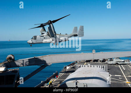 Ein MV-22 Osprey startet aus dem Flugdeck Dock amphibischen Transportschiff USS Denver (LPD-9). Denver ist auf Streife mit der Bonhomme Richard amphibische bereit Gruppe und mit der eingeschifften 31. Marine Expeditionary Unit, derzeit beteiligt sich an Zertifizierung Übung in den USA 7. Flotte Aufgabengebiet. (Foto: U.S. Navy Mass Communication Specialist 3. Klasse Christopher Lindahl/freigegeben) CERTEX 130811-N-KL846-009 Stockfoto