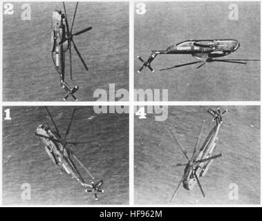 Ein Hubschrauber CH-53A führt während der Trainingsübungen ein Loop-Manöver durch, um Flugabfertigung, Koordination der Besatzung und operative Fähigkeiten zu demonstrieren. Die Übung verbessert die Fähigkeiten und Einsatzbereitschaft der Rotary-Wing-Systeme zur Unterstützung der Operationen der US Navy und des Marine Corps. Stockfoto