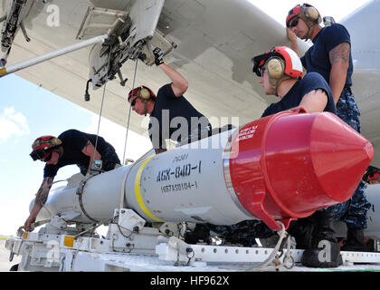 US-Marine Luftfahrt Ordnancemen zugewiesen, Patrol Squadron (VP) 47 bereiten Sie eine Harpune AGM - 84 D-Rakete auf die Flügel eines Flugzeugs P - 3 C Orion in Kaneohe Bay auf Hawaii, 14. Juli 2010 geladen. Flugzeugbesatzungen zugewiesen VP-47 startete Harpunen und anderen Kampfmitteln während eine sinkende Bewegung als Teil des Randes der Pazifik (RIMPAC) 2010 Übungen. RIMPAC ist eine Biennale, multinationale Übung zur Stärkung der regionalen Partnerschaften und Verbesserung der Interoperabilität. (Foto: DoD Mass Communication Specialist 2. Klasse Meagan E. Klein, US Navy/freigegeben) 100714-N-6855K-136 (4812712770) Stockfoto