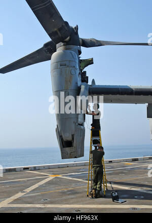 US Marine Corps Sgt. Jesse Jacobsen und CPL. Michael Jameson, beide zugewiesen, Marine Medium Tiltrotor Squadron (VMM) 261, führen Wartungsarbeiten an ein MV-22 Osprey Flugzeug an Bord der amphibischen Transportschiff der Dock USS New York (LPD-21) im arabischen Meer 19. Juli 2012. New York war Bestandteil der Iwo Jima amphibisches Bereitschaft Group und wurde in die USA eingesetzt 5. Flotte Aufgabengebiet Durchführung von maritimen Sicherheits-Operationen und Sicherheitsbemühungen Zusammenarbeit Theater. (Foto: U.S. Navy Mass Communication Specialist 2. Klasse Zane Ecklund/freigegeben) CH-53E Super Stallion landet an Bord USS Ne Stockfoto