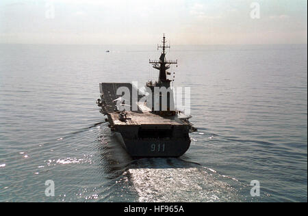 Ein AV-8 Harrier 'Jump Jet' sitzt auf dem Deck des The Royal Thai Marine HTMS CHAKRI NARUEBET (CVH 911), einem Hubschrauber-Träger, in der Nähe der Küste von Thailand. Chakri Naruebet 2001 Heck Ansicht Stockfoto