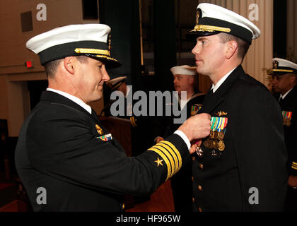 CMdR Brian L. Sittlow erhält den Legion Of Merit Award bevor er entlastet durch CMdR Scott C. Luers als Kommandierender Offizier der Los-Angeles-Klasse Angriffs u-Boot USS Boise (SSN-764) bei einem Wechsel der Befehl Zeremonie am Naval Station Norfolk 22 Februar. Bevor Sie die Boise 10. Kommandierender Offizier wurde Luers letzten Dienstort an Commander, Submarine Squadron 11 in San Diego. Sittlow meldet, Commander, Submarine Squadron 4 in Groton, Connecticut Capt Mark J. Olson, stellvertretender Direktor Pläne und Programme, Commander, Marine Installationen Befehl, Washington, D.C., war der Hauptredner f Stockfoto