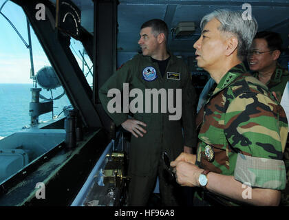 Südkoreanische Vorsitzender der Joint Chiefs Of Staff Army General Min Goo Han, Recht, bespricht Schiff Formationen mit U.S. Navy Captain Daniel Grieco, der Executive Officer der Flugzeugträger USS George Washington (CVN-73), auf dem Schiff? s Flagge Brücke 26. Juli 2010, während der Fahrt in der Ostsee. George Washington beteiligt sich an den kombinierten USA und südkoreanischen Allianz See- und Luft Bereitschaft Übung Invincible Spirit. (Foto: DoD Mass Communication Specialist 3. Klasse Danielle A. Brandt, US Navy/freigegeben) 100726-N-4830B-062 (4837805421) Stockfoto