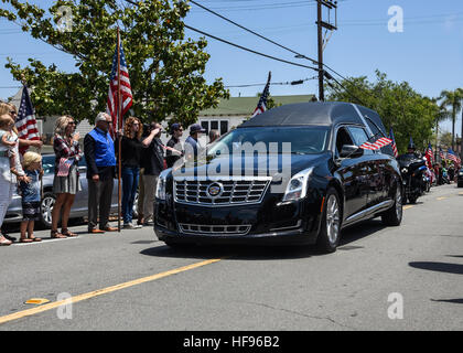 160513-N-YJ133-111 SAN DIEGO (13. Mai 2016) der Trauerzug für Chief Special Warfare Betreiber Charles Keating IV macht seinen Weg nach unten Sixth Avenue in Coronado, Kalifornien auf dem Weg zum Fort Rosecrans National Cemetery. Hunderte von San Diego Einwohner säumten die Straßen um die Ehre Keating. (Foto: U.S. Navy Mass Communication Specialist 3. Klasse Richard A. Miller/freigegeben) Karl IV. Keating Trauerzug San Diego 2016-05-13 (1) Stockfoto