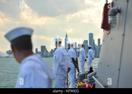 Matrosen Mann die Schienen auf dem Zyklon-Klasse Küstenpatrouille Schiff USS Hurrikan (PC 3) während der Marine Gedenken der Zweihundertjahrfeier der Krieg von 1812 in Chicago. Das Gedenken fällt mit Chicago Navy Woche, einer der 15 Signatur-Veranstaltungen quer durch Amerika in 2012 geplant. Service-Mitglieder aus der US-Marine, Marine Corps, Küstenwache und Royal Canadian Navy nehmen an der einwöchigen Veranstaltung, die mit Auftritten von der US Navy Flug Demonstration Team, die Blue Angels bei der 2012 Chicago Luft und Wasser Show gipfelt. (Foto: U.S. Navy Mass Communication Specialist 2. Stockfoto