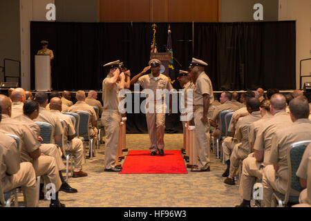 Die Segler, die der Pre-Commissioning Unit Gerald R. Ford (CVN 78) zugewiesen wurden, wurden während einer feierlichen Festungszeremonie zum Chief Petty Officer befördert, um den Aufstieg und die Führung innerhalb der US Navy zu feiern. Stockfoto