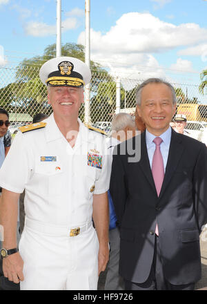 130906-N-ZK021-006 – PEARL HARBOR-HICKAM (6. September 2013) – Rear Admiral Rick Williams, Kommandant, Navy Region Hawaii und Naval Surface Gruppe mittleren Pazifik interagiert mit Botschafter Cui Tiankai, Botschaft von China in Washington, DC im Rahmen einer Ankunft Zeremonie für drei Peoples Liberation Army-Navy Schiffe Luhu-Klasse Zerstörer Qingdao (DDG 113), Jiangkai-Klasse Fregatte Linyi (FFG 547) und eine Flotte Öler Fuqing-Klasse auf Hawaii für einen geplanten Hafen-Besuch eintreffen. Über das Wochenende führen Chinesen und USA Führer Dialoge um Vertrauen und gegenseitiges Verständnis zwischen den zwei Nationen aufzubauen. T Stockfoto