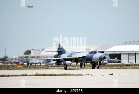 150325-N-YB753-189 KEY WEST, Florida (25. März 2015) ein MK-58 Hawker Hunter von zivilen Gegner Squadron Airborne taktischen Vorteil Unternehmen startet aus Boca Chica Feld. Naval Air Station Key West ist eine State-of-the-Art Anlage für Luft/Luft-Kampfflugzeug Flugzeuge aller militärischen Dienstleistungen und unterstützt Weltklasse Expeditionary USA und ausländische Marineschiffe. (Foto: U.S. Navy Mass Communication Specialist 1. Klasse Brian Morales/freigegeben) Zivile Hawker Hunter F58 zieht von NAS Schlüsselwesten im März 2015 Stockfoto