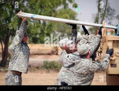 SPC. Steven Klinger (links), Kansas National Guard 2nd Battalion, 137. Infanterie hält Zaunpfosten während Teammitglieder des Staplers Heckklappe auf der Baustelle einen Schulungskurs k-9, Sept. 1 schließen. Der Kurs wird für die Djiboutian Polizeiakademie mit Hilfe von 2/137 und der US-Armee gebaut 418th Civil Affairs Bataillon, beide zugewiesen zu Combined Joint Task Force - Horn von Afrika. CJTF-HOA Einheiten bauen k-9 Hindernis-Parcours in Dschibuti 314585 Stockfoto