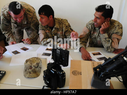 Sgt. 1. Klasse David M. Furtado vertraut Studenten aus Afghanistan nationalen Ordnung Zivilpolizei mit den Komponenten eines Roboters gegen improvisierte explosive Vorrichtung als Teil der einen Roboter Reparatur Kurs von kombiniert Joint Task Force Paladin gegeben. Der Kurs soll eine organische Roboter-Reparatur-Fähigkeit für die afghanischen nationalen Sicherheitskräfte zu entwickeln. CJTF Paladin Gastgeber Roboter Reparatur Kurs für ANSF 120526-N-LT973-467 Stockfoto