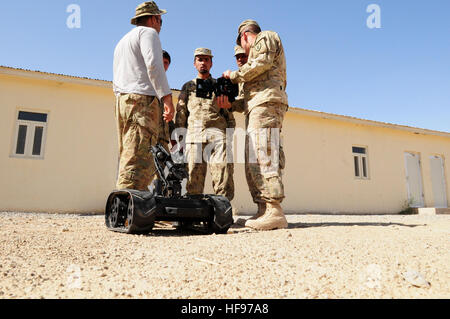 Sgt. 1. Klasse David M. Furtado und Studenten aus Afghanistan nationalen Ordnung Zivilpolizei testen einen Counter improvisierten Sprengkörpern Roboter als Teil der einen Roboter Reparatur Kurs von kombiniert Joint Task Force Paladin gegeben. Der Kurs soll eine organische Roboter-Reparatur-Fähigkeit für die afghanischen nationalen Sicherheitskräfte zu entwickeln. CJTF Paladin Gastgeber Roboter Reparatur Kurs für ANSF 120526-N-LT973-468 Stockfoto