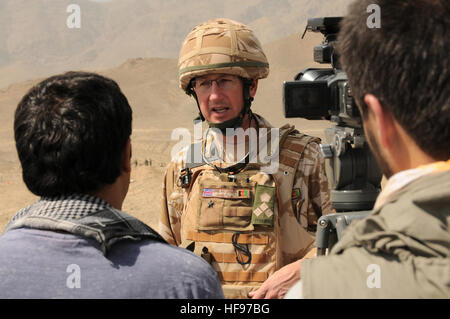 Darulaman, Afghanistan (2. September 2010) – Brigadegeneral David Paterson spricht Noorin TV über eine afghanische Nationalarmee scharfer Munition Demonstration an der Infanterieschule Zweig in Darulaman. Die Schule lehrt afghanische Soldaten Infanterie Taktiken und bildet sie auf Waffen wie Mörser, Besatzung diente Waffen und Leichtgeschütze. (US Navy Foto von Chief Masse Kommunikation-Spezialist Brian Brannon/freigegeben) 100902-N-1159B-236 (4952046592) Stockfoto