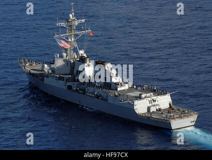 071112-N-0455L-002-Atlantik (12. November 2007) – Segel Lenkwaffenzerstörer USS Oscar Austin (DDG-79) neben USS Harry S. Truman während eine enge Manöver Übung. Truman ist Teil der Carrier Strike Group (CSG) 10 und ist auf dem Weg in die Central Command Verantwortungsbereich im Rahmen der laufenden Rotation, maritimer Sicherheitsoperationen in der Region zu unterstützen. US Navy Foto von Masse Kommunikation Spezialist Seemann Justin Lee Losack (freigegeben) nahe manövrieren Übung 65140 Stockfoto