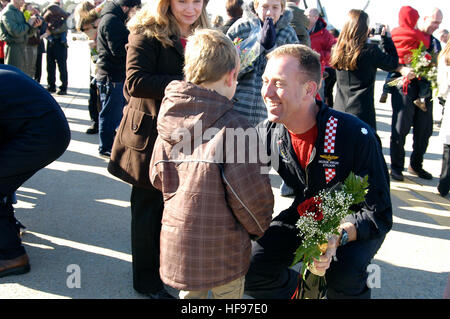 071218-N-4669J-042 VIRGINIA BEACH, Virginia (Dez. 18,2007) CMdR George Wikoff, Executive Officer, Strike Fighter Squadron (VFA) 211, begrüßt seinen Sohn am Naval Air Station Oceana nach einer geplanten fünf Monate Bereitstellung an Bord der nuklear angetriebene Flugzeugträger USS Enterprise (CVN-65) U.S. Navy Photo Mass Communication Specialist 3. Klasse Jennifer L. Jaqua (freigegeben) CMdR George Wikoff grüßt Sohn 82299 Stockfoto