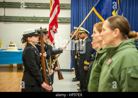 160324-N-WQ574-009 OAK HARBOR, Washington (24. März 2016) - parade Oak Harbor High-School Junior Marine ROTC jüngstere Söhne die Farben während einer Zeremonie in der Mitte für Naval Aviation technische Training Unit (CNATTU) am Naval Air Station Whidbey Island. CNATTU veranstaltete ihre konstituierenden Frauen historische Feier zu Ehren der Frauen Leistungen alles im Laufe der Geschichte in der Marine und in der Welt. (Foto: U.S. Navy Mass Communication Specialist 3. Klasse Caleb Cooper/freigegeben) CNATTU Hosts Inaugural Frauen Geschichte Feier 160324-N-WQ574-009 Stockfoto