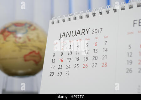 Kalender Januar 2017 mit Unschärfe Erde Globus Hintergrund hautnah Stockfoto