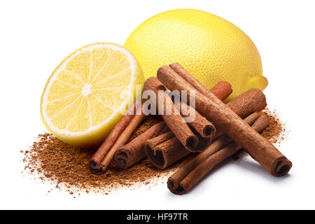 Ganze und eine halbe Zitrone als nächstes, Zimtstangen und gemahlener Zimt anzuhäufen. Schneidepfade, Schatten getrennt Stockfoto