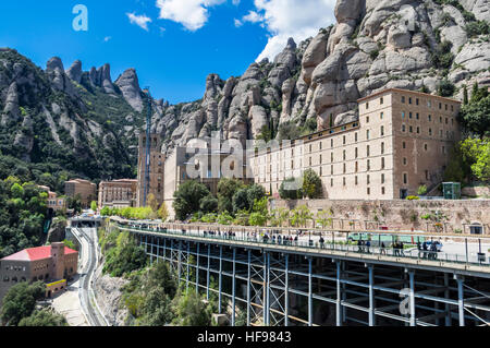 Benediktiner Abtei von Santa Maria de Montserrat, umrahmt von Bergen. Monistrol de Montserrat, Katalonien, Spanien. Stockfoto