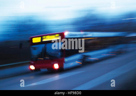 Trade fair Busfahren in der Abenddämmerung, Messe, Düsseldorf, Nordrhein-Westfalen Stockfoto