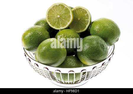 Limetten in einem verchromten Obstschale Stockfoto