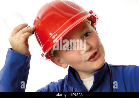 Jungen tragen einen Helm hält eine Glühbirne Stockfoto