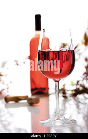 Glas rosé Wein, Flasche und Korkenzieher Stockfoto