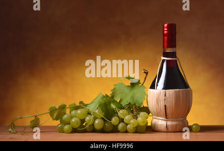 Flasche Rotwein mit Weintraube Stockfoto