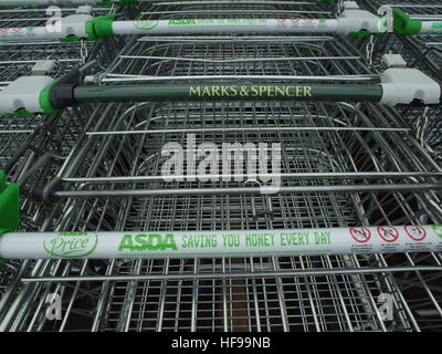 UK Shopping Trolleys ASDA Marks und Spencer M & S Stockfoto