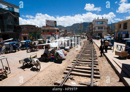 Sikuani Stadt, Cusco, Peru. Bahngleise. Peruanischen Altiplano Landschaft im Orient-Express verläuft zwischen C Andean Explorer Zug aus gesehen Stockfoto