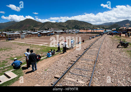 Sikuani Stadt, Cusco, Peru. Bahngleise. Peruanischen Altiplano Landschaft im Orient-Express verläuft zwischen C Andean Explorer Zug aus gesehen Stockfoto