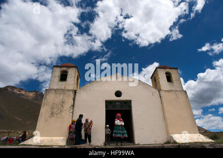 Kirche in La Raya-Pass, Puno, Peru. Andean Explorer, Luxus-Zug von Cusco nach Puno. In der Halbdistanz hält der Zug auf dem Weg zu einem p Stockfoto