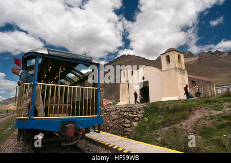 Kirche in La Raya-Pass, Puno, Peru. Andean Explorer, Luxus-Zug von Cusco nach Puno. In der Halbdistanz hält der Zug auf dem Weg zu einem p Stockfoto