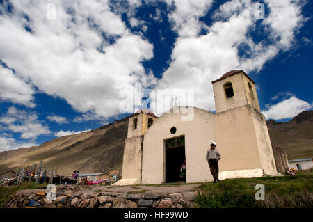 Kirche in La Raya-Pass, Puno, Peru. Andean Explorer, Luxus-Zug von Cusco nach Puno. In der Halbdistanz hält der Zug auf dem Weg zu einem p Stockfoto