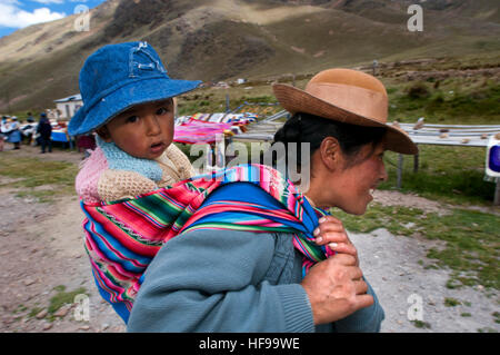 Eine Frau mit ihrem kleinen Sohn in La Raya, die mit dem höchsten Punkt der Strecke, 4313 Meter zusammenfällt. Andean Explorer mit dem Orient-Express r Stockfoto