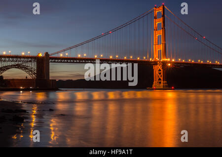 Golden Gate Bridge und Wasserspiegelungen. Fort Point, San Francisco, Kalifornien, USA Stockfoto