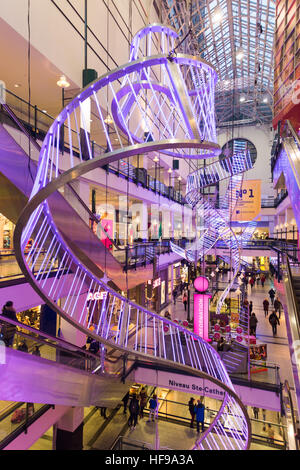 MONTREAL, QC/CANADA 3. Dezember 2016: Eaton Center, das größte Einkaufszentrum in Montreal, ist für Weihnachten dekoriert Stockfoto