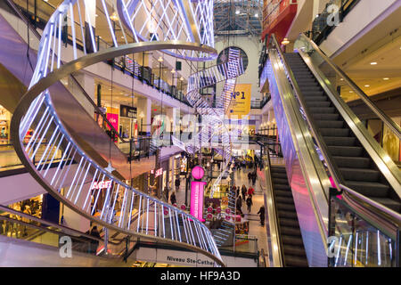 MONTREAL, QC/CANADA 3. Dezember 2016: Eaton Center, das größte Einkaufszentrum in Montreal, ist für Weihnachten dekoriert Stockfoto