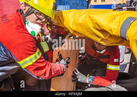 Feuerwehrleute bei einem Auto-Unfall-simulation Stockfoto