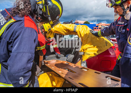 Feuerwehrleute bei einem Auto-Unfall-simulation Stockfoto