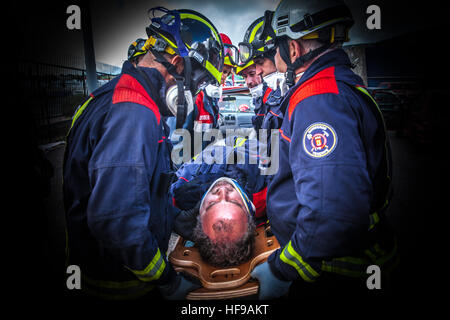 Feuerwehrleute bei einem Auto-Unfall-simulation Stockfoto