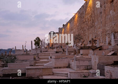 Grabsteine in Bab al-Rahma islamischen Friedhof befindet sich entlang der östlichen Wand des Al-Haram Al-Sharif-Moschee in der Nähe des Löwen oder St Stephen Tor in Ost-Jerusalem Israel Stockfoto