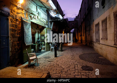 Blick auf die Via Dolorosa Straße glaubte, daß der Weg zu sein, dass Jesus auf dem Weg zu seiner Kreuzigung in die Altstadt gelaufen. Osten Jerusalem, Israel Stockfoto