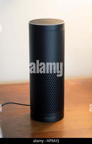 Amazon Echo Alexa eine drahtlose Lautsprecher und Stimme Befehlsgerät, der wartet auf Ihre Befehle Musik abspielen oder beantworten Sie Fragen Stockfoto
